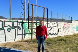 José Fernández Mañas en el campo de fútbol de Cabo de Gata