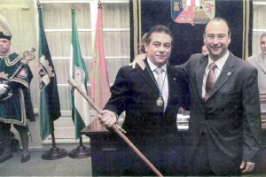 José Añez recibiendo el bastón de mando de la Diputación de manos de Luis Rogelio Rodríguez-Comendador, en julio de 2003.