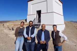 El delegado de Agricultura junto al alcalde y ediles de Zurgena frente a la Torre del Reloj.