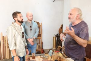 Concejal Cultura Vera y técnico visitan taller luthier Joaquín Pierre en preparativos aula.