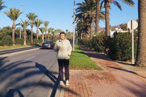 La edil socialista, Araceli Sobrino, en la Avenida de Almerimar.