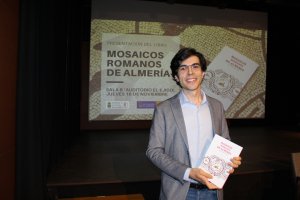 Sergio Fernández con un ejemplar de \'Mosaicos Romanos de Almería\' durante la presentación.