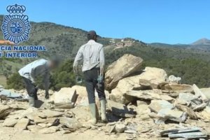 Trabajadores paquistaníes supuestamente explotados en una cantera de Macael. FOTO: Policía Nacional.