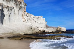 Cala de Enmedio, cuya base son cenizas volcánicas depositadas hace 8 millones de años.