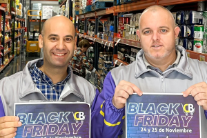 Santos Álvarez, gerente de Cash Borosa, y Manuel Domingo, encargado en la tienda de Roquetas de Mar.