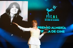 La actriz Nathalie Poza con el premio honorífico Almería, Tierra de Cine, este viernes noche en el Maestro Padilla.