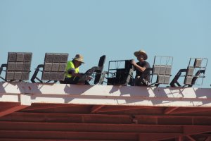 Los operarios trabajando en el techo del fondo norte para cambiar los focos fundidos.