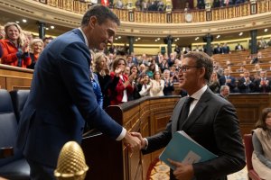 El presidente del Gobierno, Pedro Sánchez, saluda al presidente del PP, Alberto Núñez Feijóo.