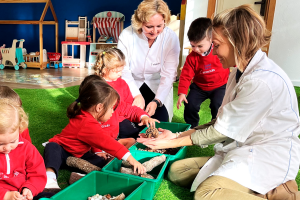 Bebés siendo estimulados con el proyecto Attendis Preschool.