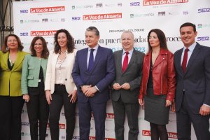 Foto de familia antes de comenzar el acto en el antiguo Varadero.