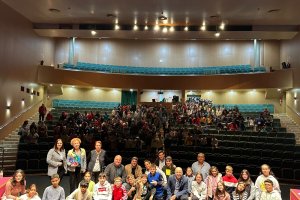 Alcalde y concejales con participantes en el \'pleno\' celebrado este lunes.