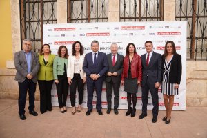 Foto de familia de organizadores y participantes en el desayuno informativo