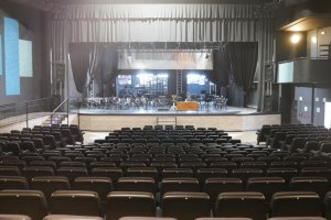 Parte del patio de butacas y espacio escénico del Auditorio Ciudad de Adra.
