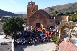 Foto grupal de la convivencia en la iglesia.
