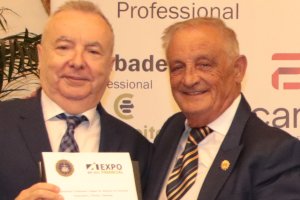 El director de LA VOZ recibe el premio.