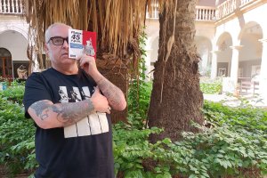 Antonio J. García, ‘Che’, con un ejemplar del libro ‘Platos a 45 r.p.m.’ (Producciones Descerebradas).