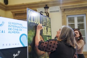 Ane Gabarain firma el cartel de \'20.000 especies de abejas\'.