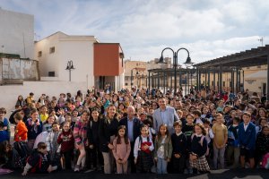 Jóvenes y niños de Roquetas de Mar con el equipo de gobierno en la celebración.