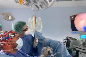 El doctor Harold Almonte operando con el laser Holmium.