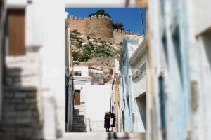 Dos vecinas de la calle Clarín conversando en la puerta de sus casas mientras tomaban el sol. Una estampa habitual de aquella vida serena.