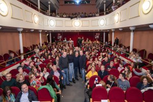 El equipo de \'Honeymoon\' u de FICAL, con el público que acudió a la proyección en el Teatro Apolo el martes.