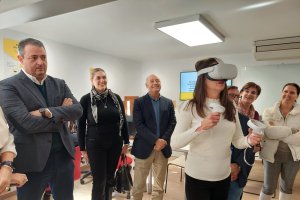 La delegada del Gobierno andaluz en Almería este miércoles con unas gafas de realidad virtual.
