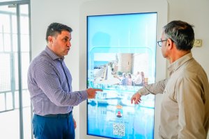 El concejal de Transformación Digital, José Juan Rodríguez, con una pantalla de información del proyecto \"Roquetas de Smart\"