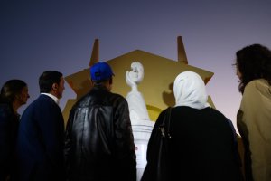 Javier A. García y María del Mar Vázquez junto a los padres de Zhour en el descubrimiento del monolito.