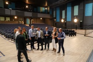 El presidente de Diputación y el alcalde de Adra en el renovado Auditorio Ciudad de Adra.