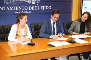 Firma de la subvención en el Ayuntamiento de El Ejido.