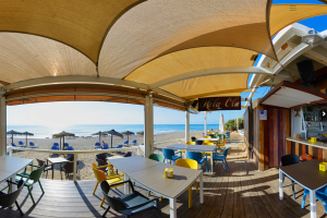 La terrazas al aire libre y cubiertas con vistas al mar del Hola Ola.