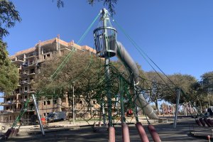 Juegos infantiles ya en la zona de La Goleta