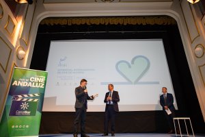 Juan Francisco Viruega recoge el Premio Canal Sur de manos de Juan de Dios Mellado.