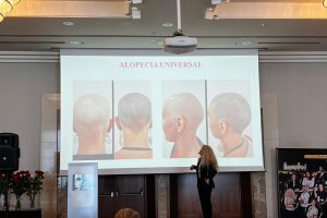 Conchi de la Cruz impartiendo en una de sus ponencias sobre micropigmentación.