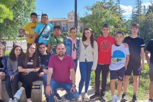 El profesor junto a parte de su alumnado.