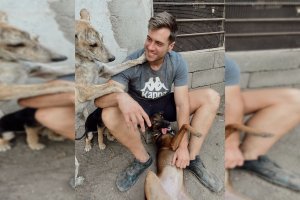 Víctor Ros junto a tres perros que se encuentran en El Refugio de Rubi.