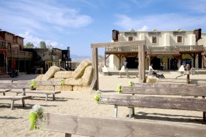 El parque temático Oasys MiniHollywood preparado para celebrar una boda.