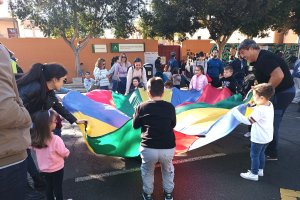 Niños y niñas jugando en la mañana de los domingos del Barrio Amable.