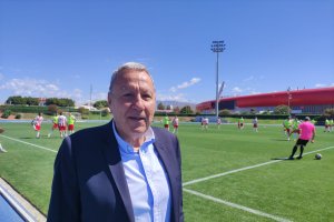 Manolo García con LA VOZ en el campo Anexo del Estadio de los Juegos Mediterráneos. 