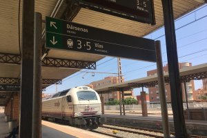Tren Intercity en la estación de Almería.