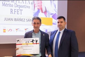 El premio fue entregado por el presidente de la Federación Andaluza de Taekwondo y Hapkido, Ismael Bernabal Ortega.