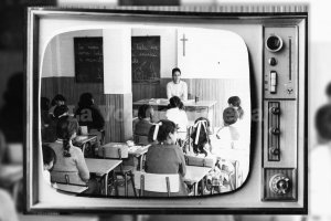 Los crucifijos siguieron colgados en las paredes de muchos colegios durante los años de la Transición. Colegio de la Colonia de Araceli 1970.