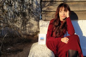 La actriz Zaira Montes junto a su primer poemario, ‘Penúltimo desierto’, que presenta este martes en la Librería Picasso de Almería.