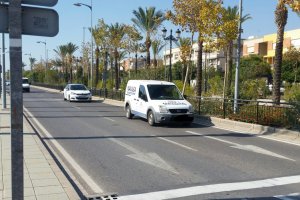 Una furgoneta a su paso por el bulevar de Vícar.