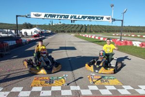 Los pilotos almerienses posan tras la competición.