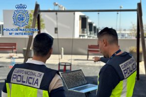 Dos agentes de Policía Nacional en un parque infantil.