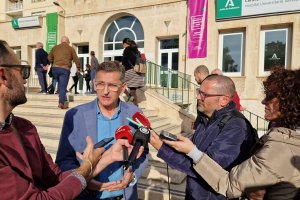 Sánchez Teruel atiende a los medios en la puerta del hospital de la Bola Azul.