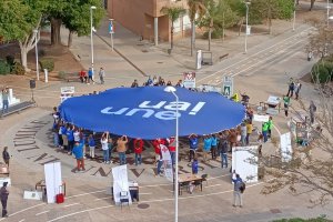 Levantamiento de la lona que representa la solidaridad.