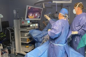 El doctor López Ordoño junto a su equipo observando el tumor en la cirugía hepática.