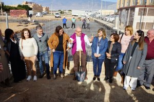 El alcalde Antonio Bonilla dice unas palabras antes de poner la primera piedra.